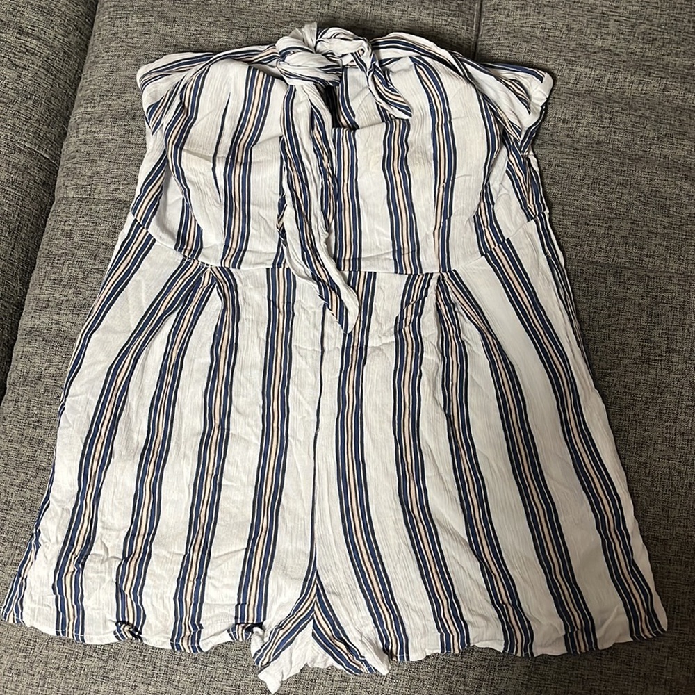 Lulu’s Sleeveless Romper - Picture 3 of 9
